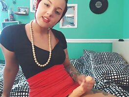 Blondie Fesser помага порно зрели жени на ръце на големите си цици BrazzersExxtra
